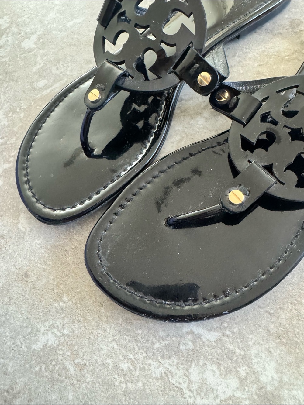 Black patent Tory Burch Cutout Thong Sandals 10 - Picture 5 of 6